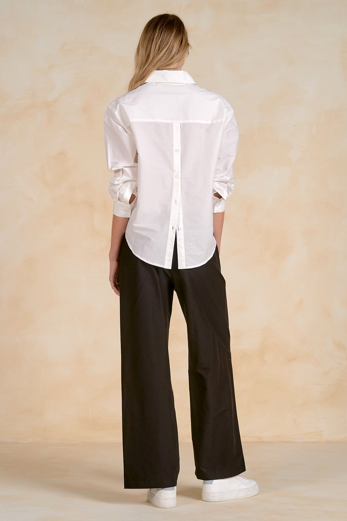 ELAN OPEN BACK BUTTON DOWN